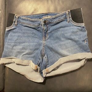 Comfy Ingrid & Isabel under belly maternity jean shorts